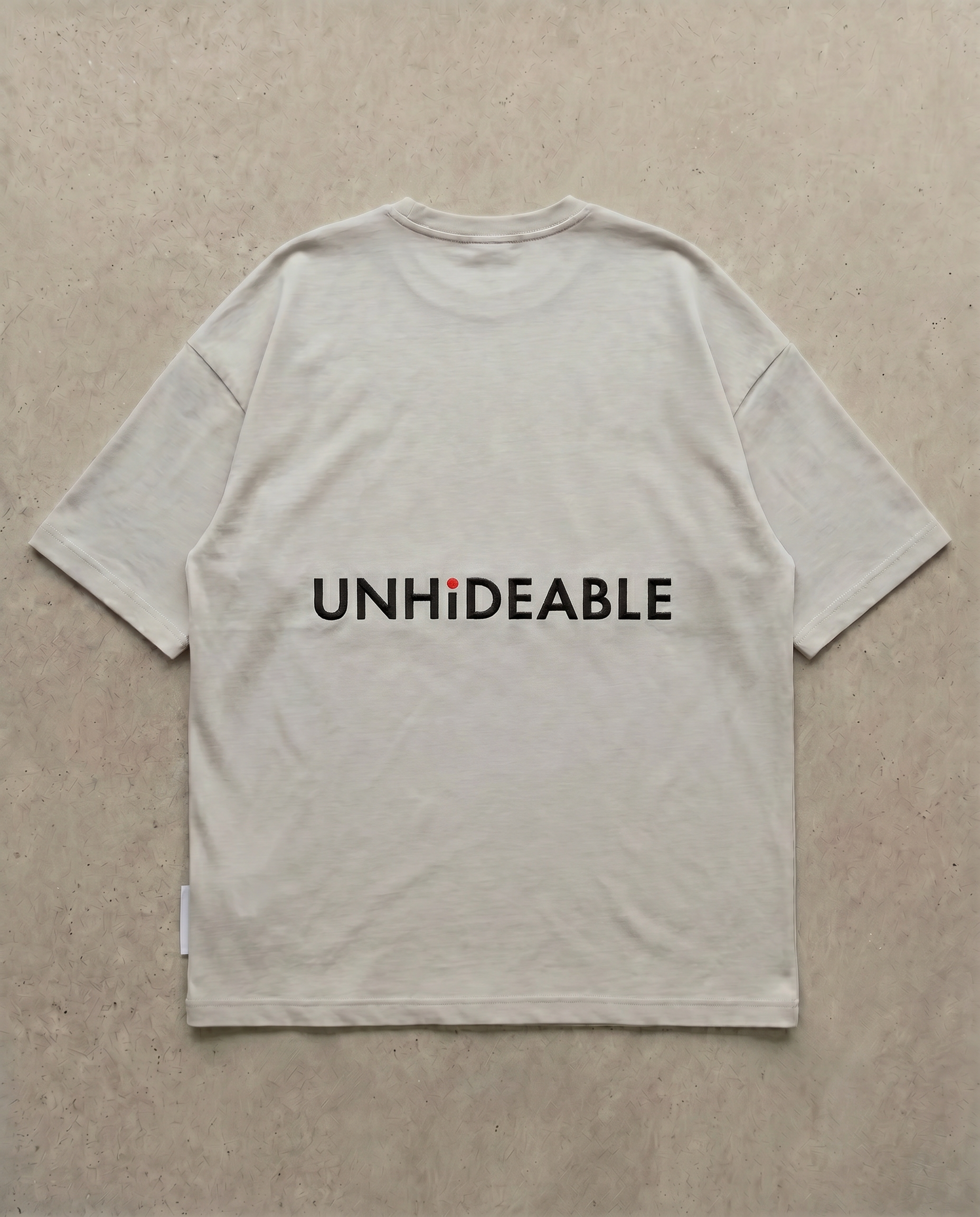 T-shirt SS の背面。UNHiDEABLE のロゴタイプを刺繍した半袖Tシャツ。