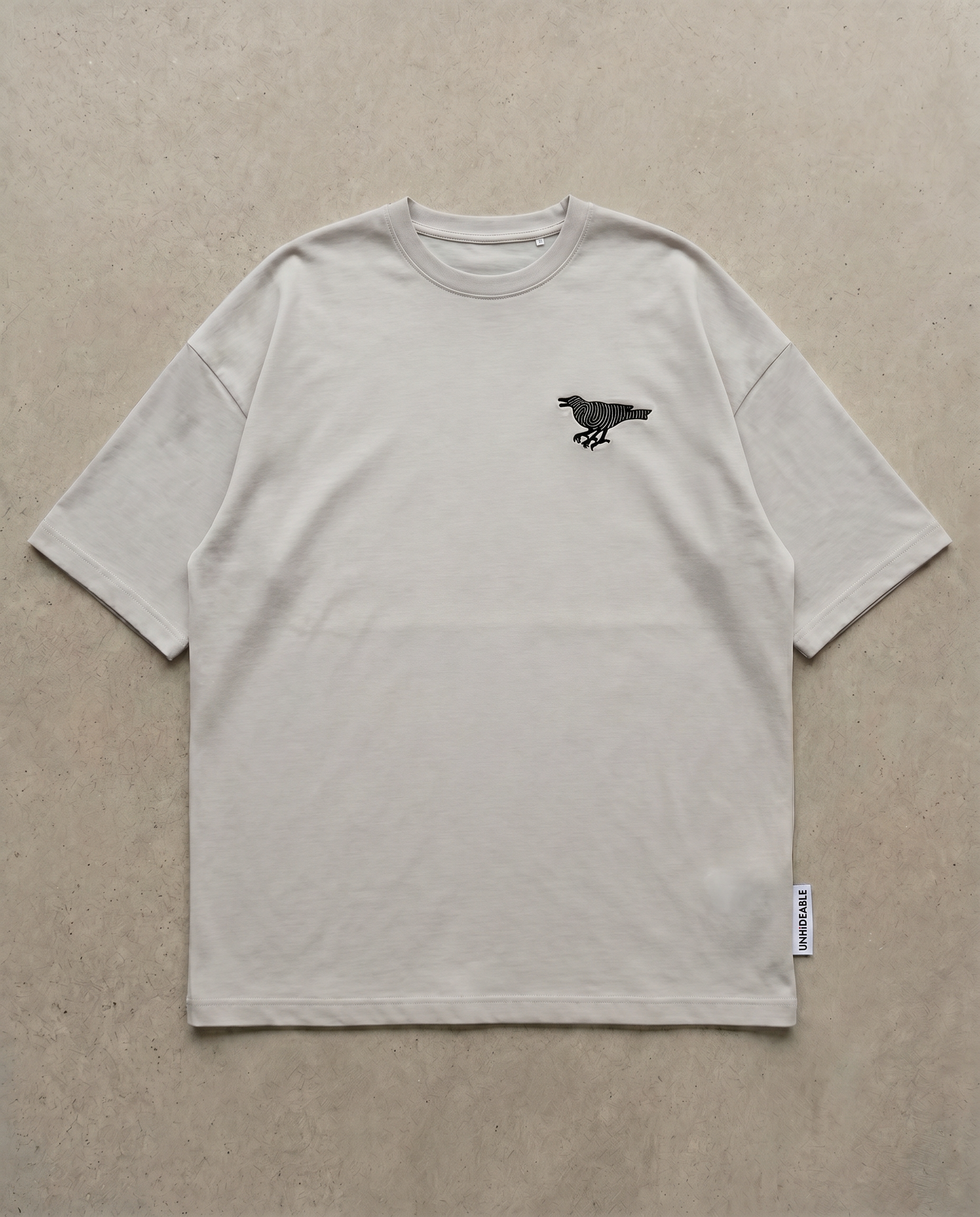 T-shirt SS の前面。胸に八咫烏のエンブレムを刺繍したオフホワイトの半袖Tシャツ。